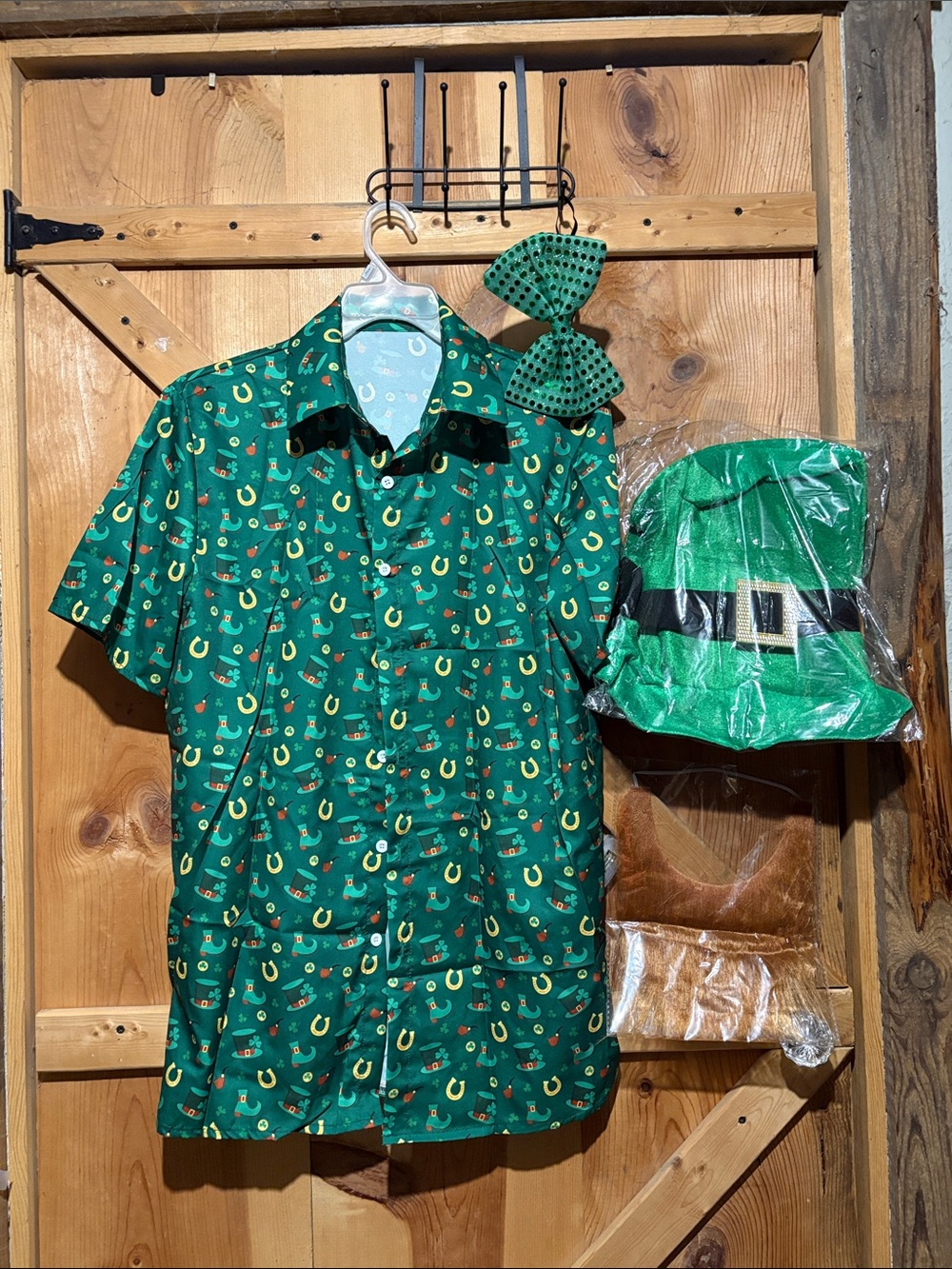 Men's Green Horseshoe Print Short-Sleeve Button-Down Shirt and Accessories